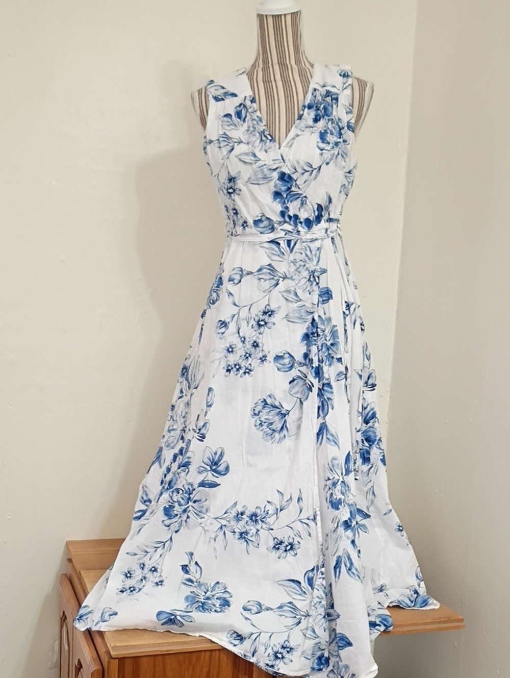 Calvin Klein White & Blue Floral Faux Wrap Sleeveless Maxi Dress Size 8